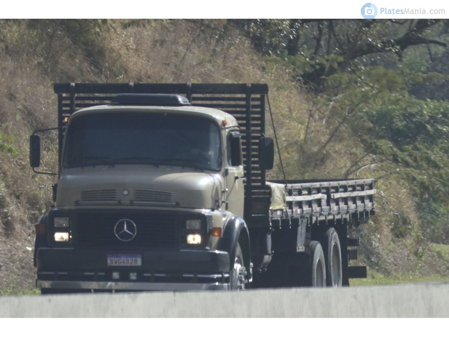 BWG4B28, Mercedes-Benz L/LA-Series Trucks 