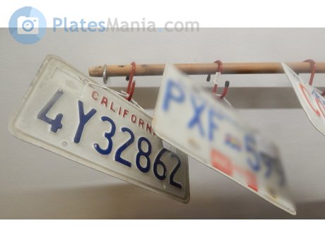 4Y32862, License plate without vehicle