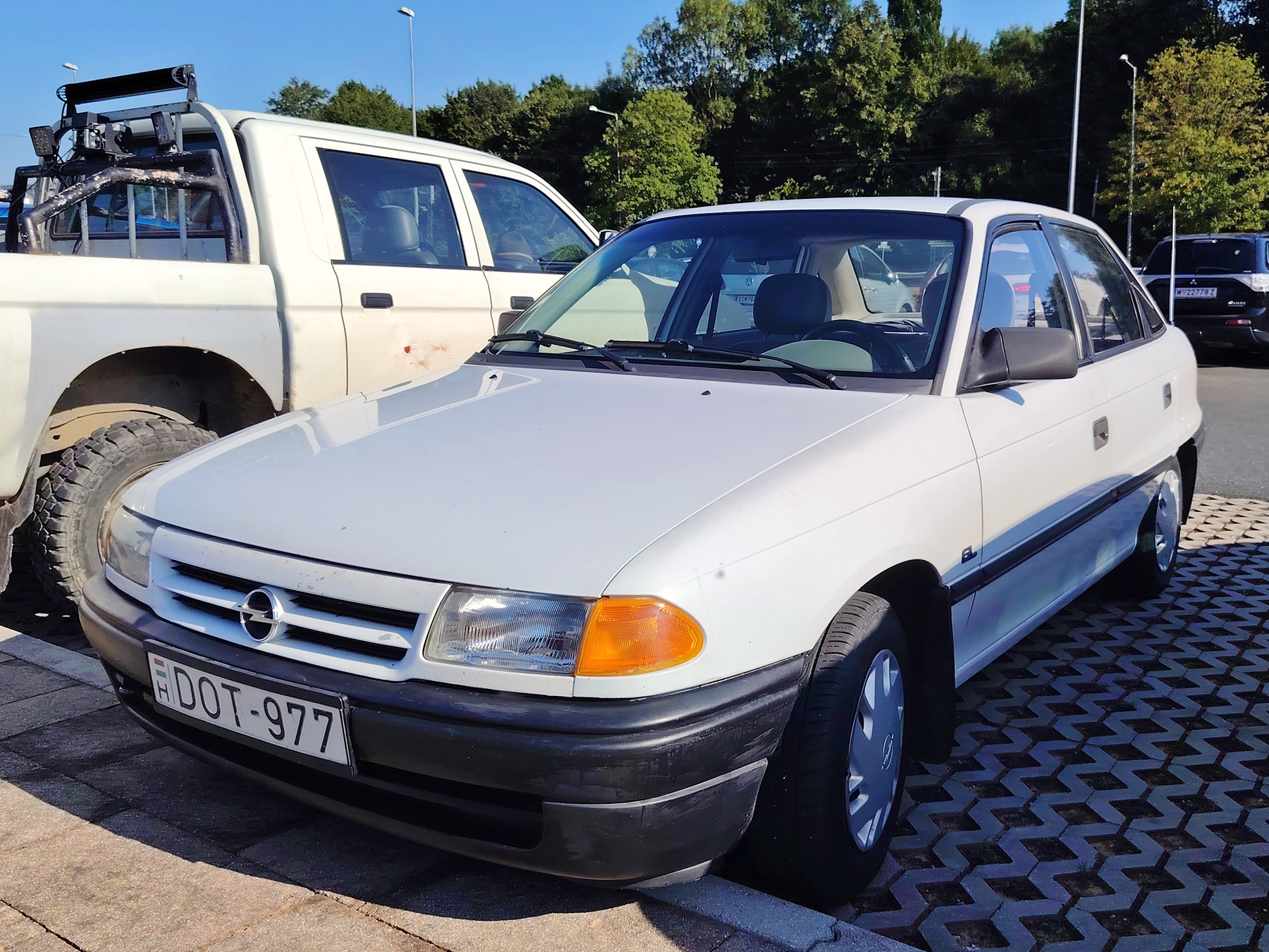 DOT-977, Opel Astra 1st gen Sedan (F; T92), 1992–1998 (–2002 for Eastern Europe)