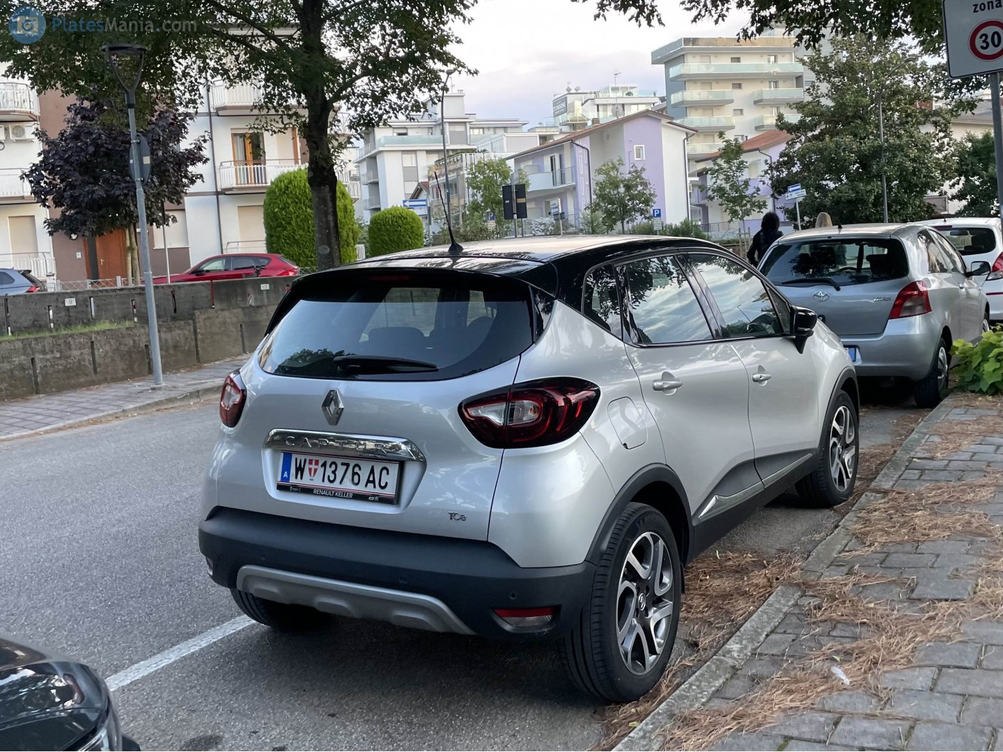 W 1376 AC, Renault Captur 