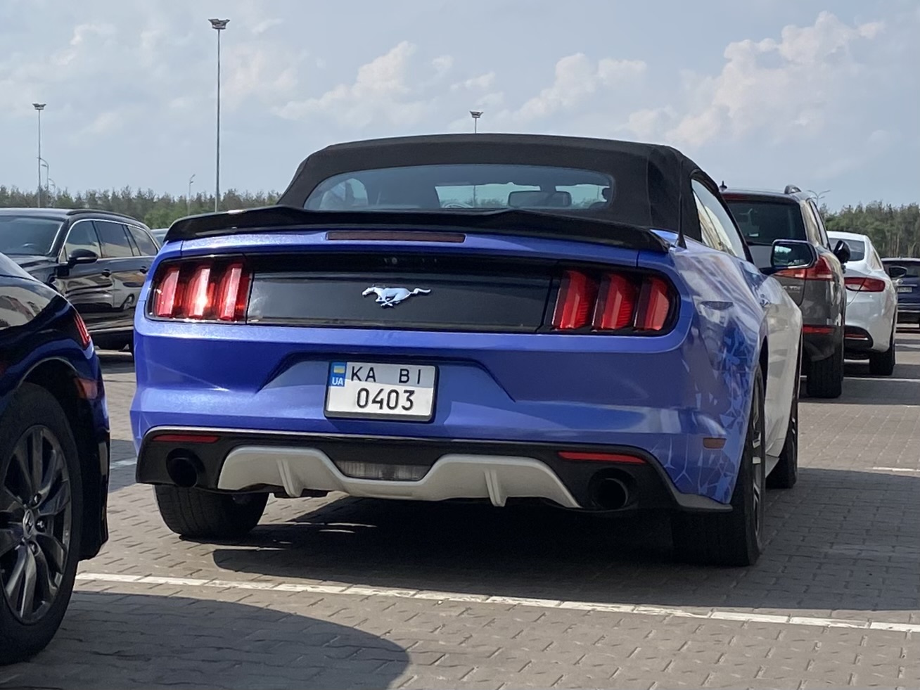 KA 0403 BI, Ford Mustang 6th gen 2-door Convertible (S550), 2014–2017