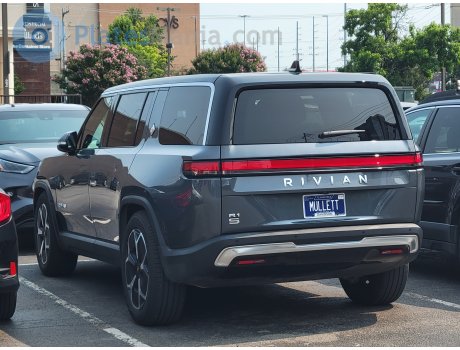 MULLETT, Rivian R1S
