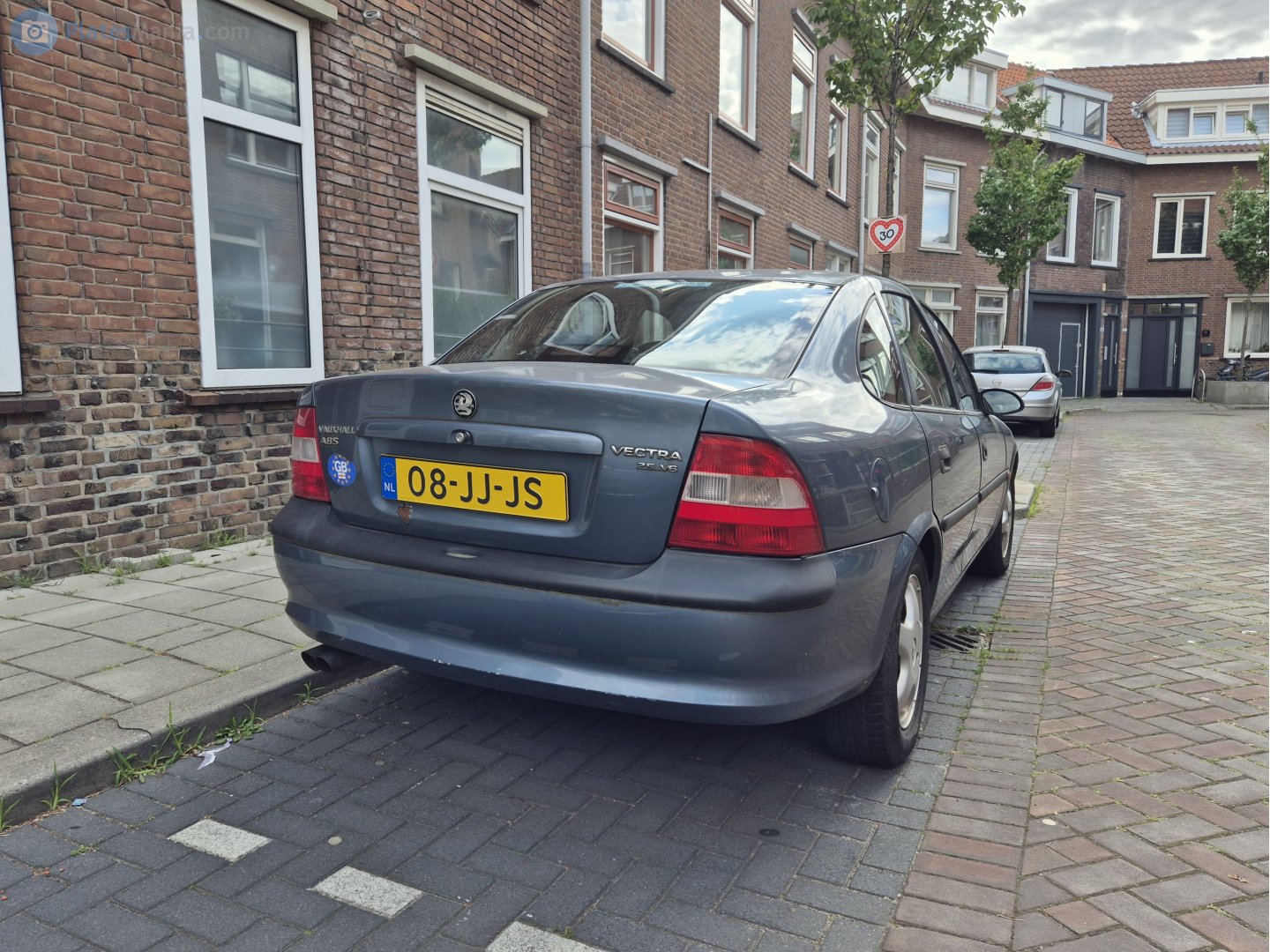 08-JJ-JS, Vauxhall Vectra 1st gen Sedan (B; J96), 1996–2002