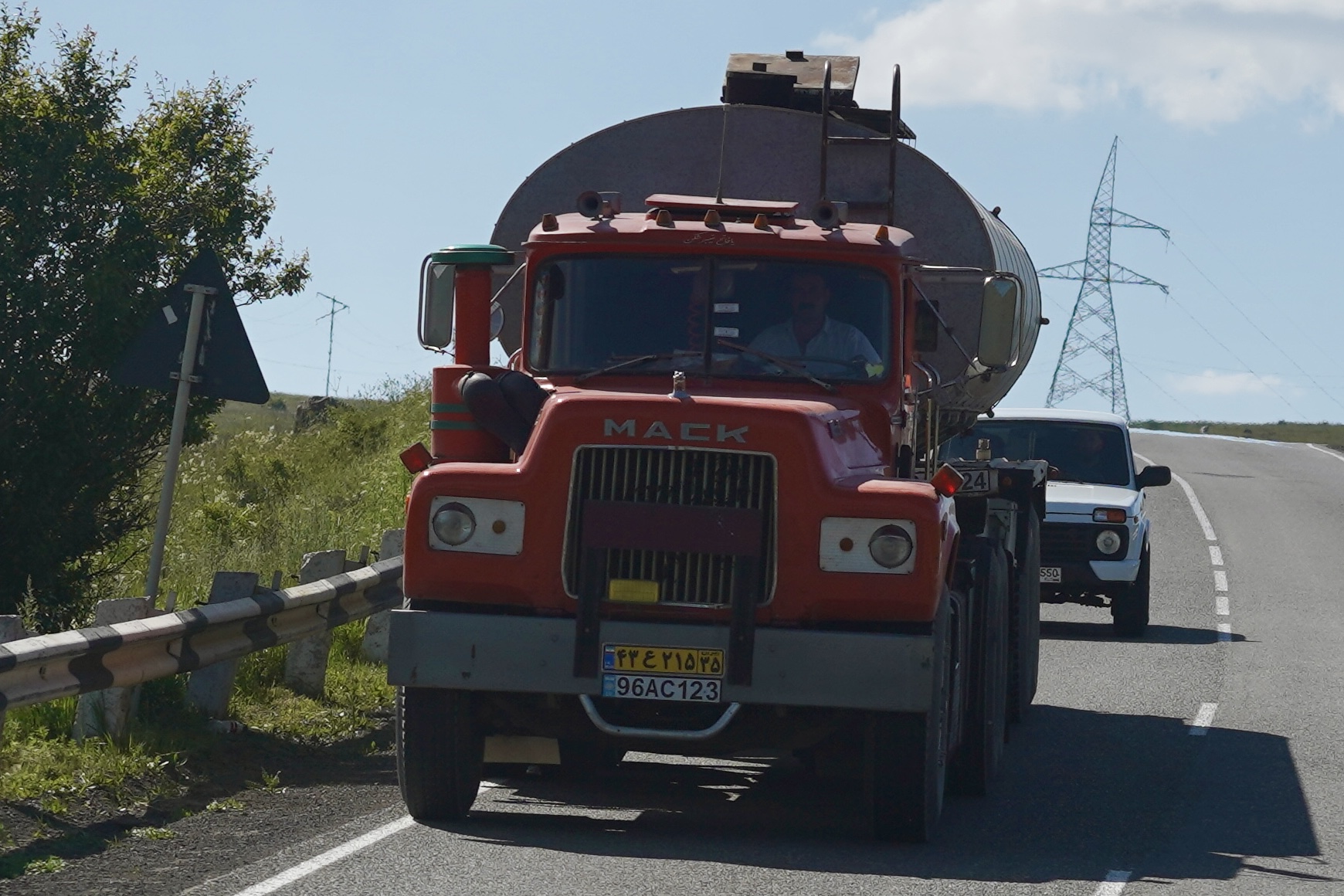 96AC123, Mack R600 
