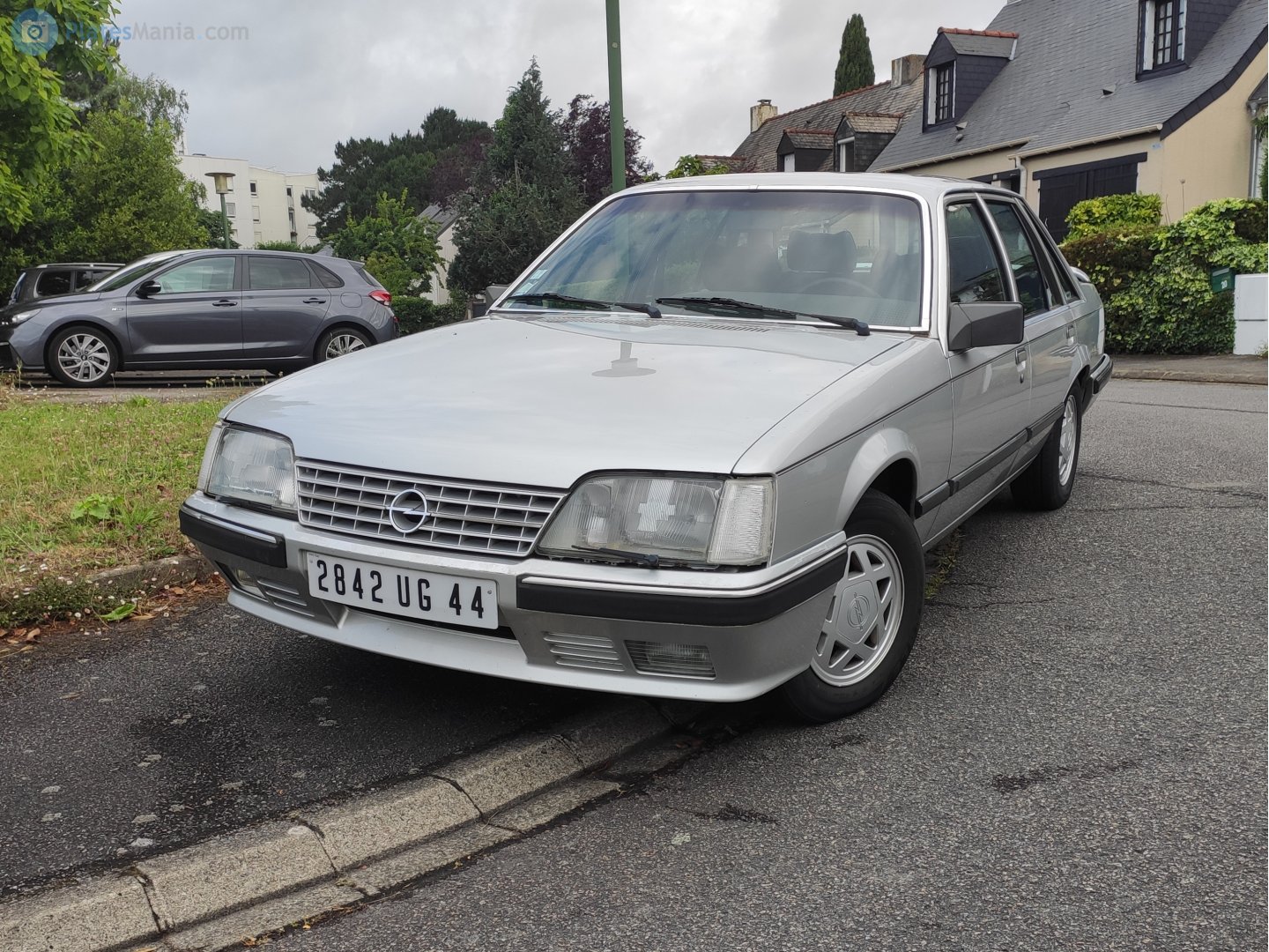 2842 UG 44, Opel Senator 1st gen (A2), facelift, 1982–1987