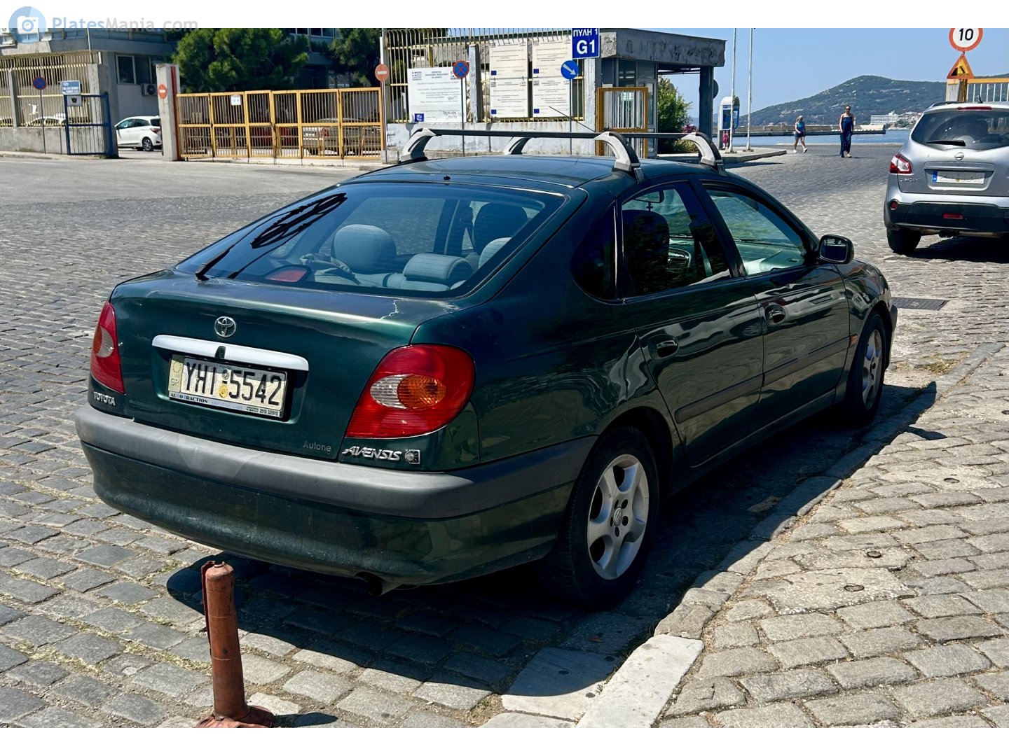 YHI-5542, Toyota Avensis 1st gen Liftback (T220), 1997–2003