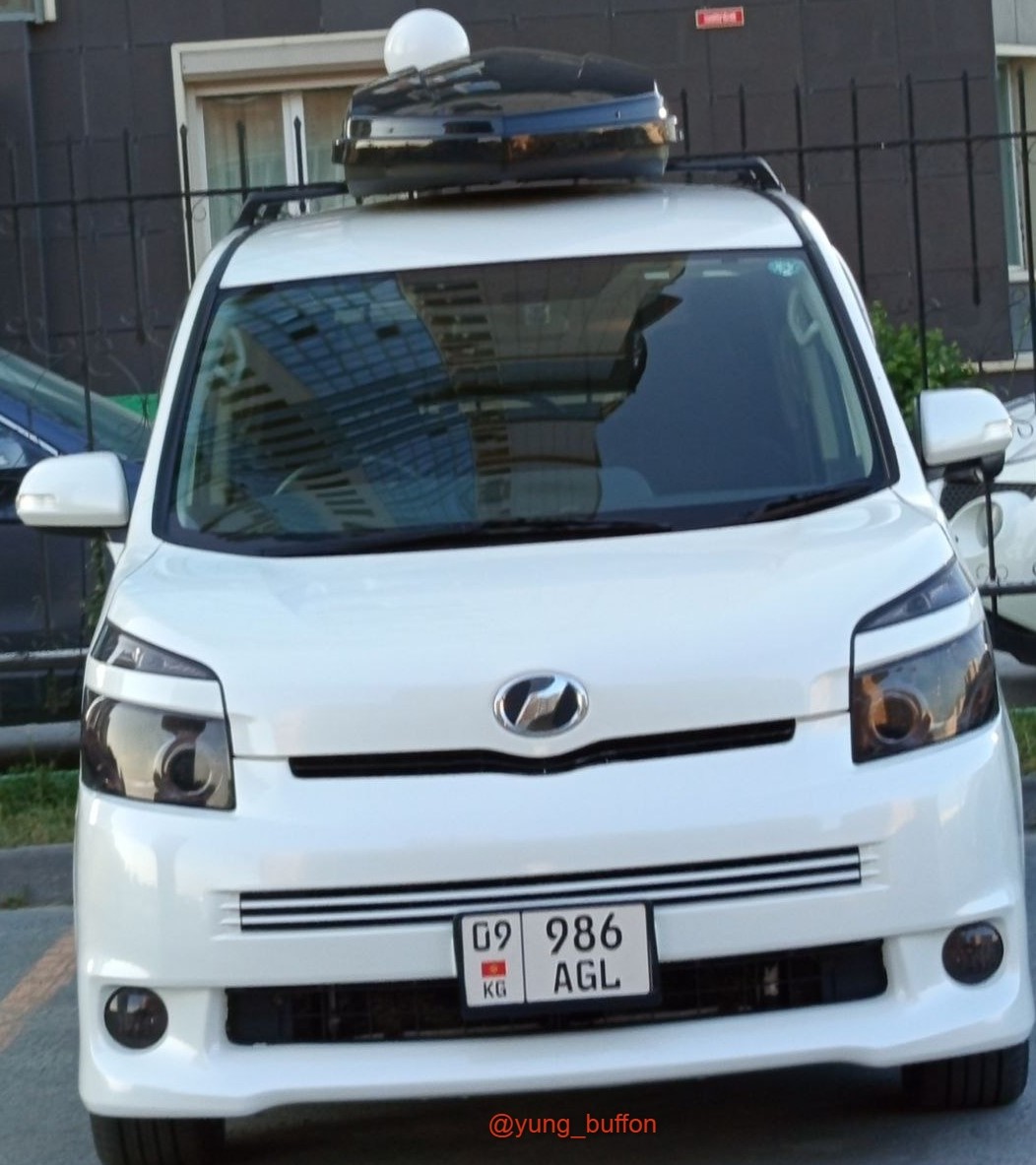 09 986 AGL, Toyota Voxy 2nd gen (R70), 2007–2014