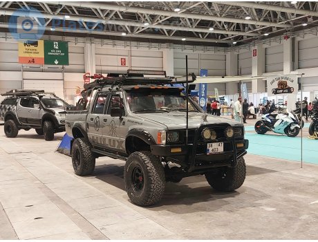 38 AT 403, Toyota Hilux