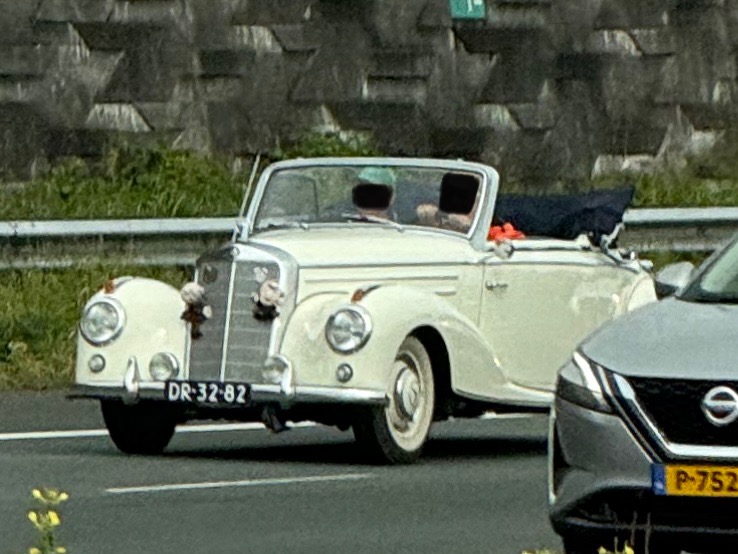 DR-32-82, Mercedes-Benz 220 