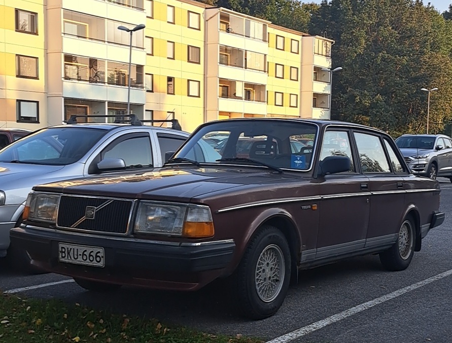 BKU-666, Volvo 240-Series 1st gen 4-door Sedan (244), facelift, 1978–1993