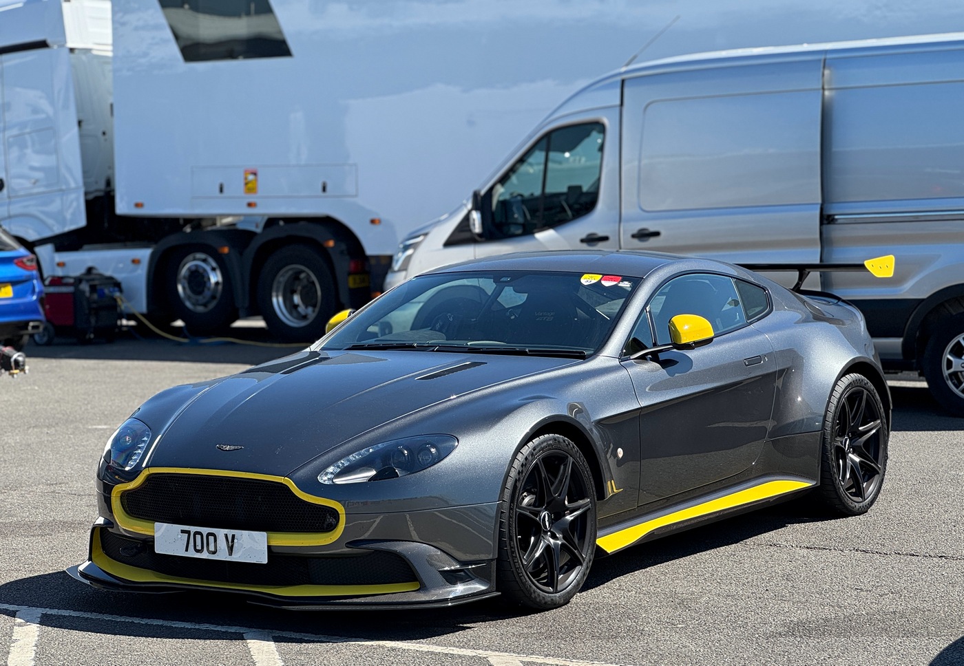 700V, Aston Martin V8 Vantage 