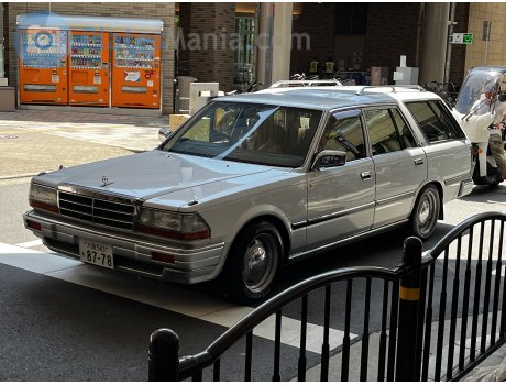 大阪 543 ち 8778, Nissan Gloria