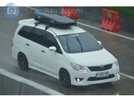 B 2580 UBS, Toyota Innova