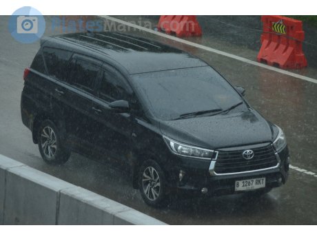 B 1267 RKT, Toyota Innova