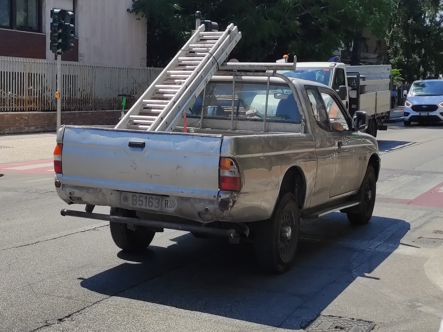 B5163, Mitsubishi L200 
