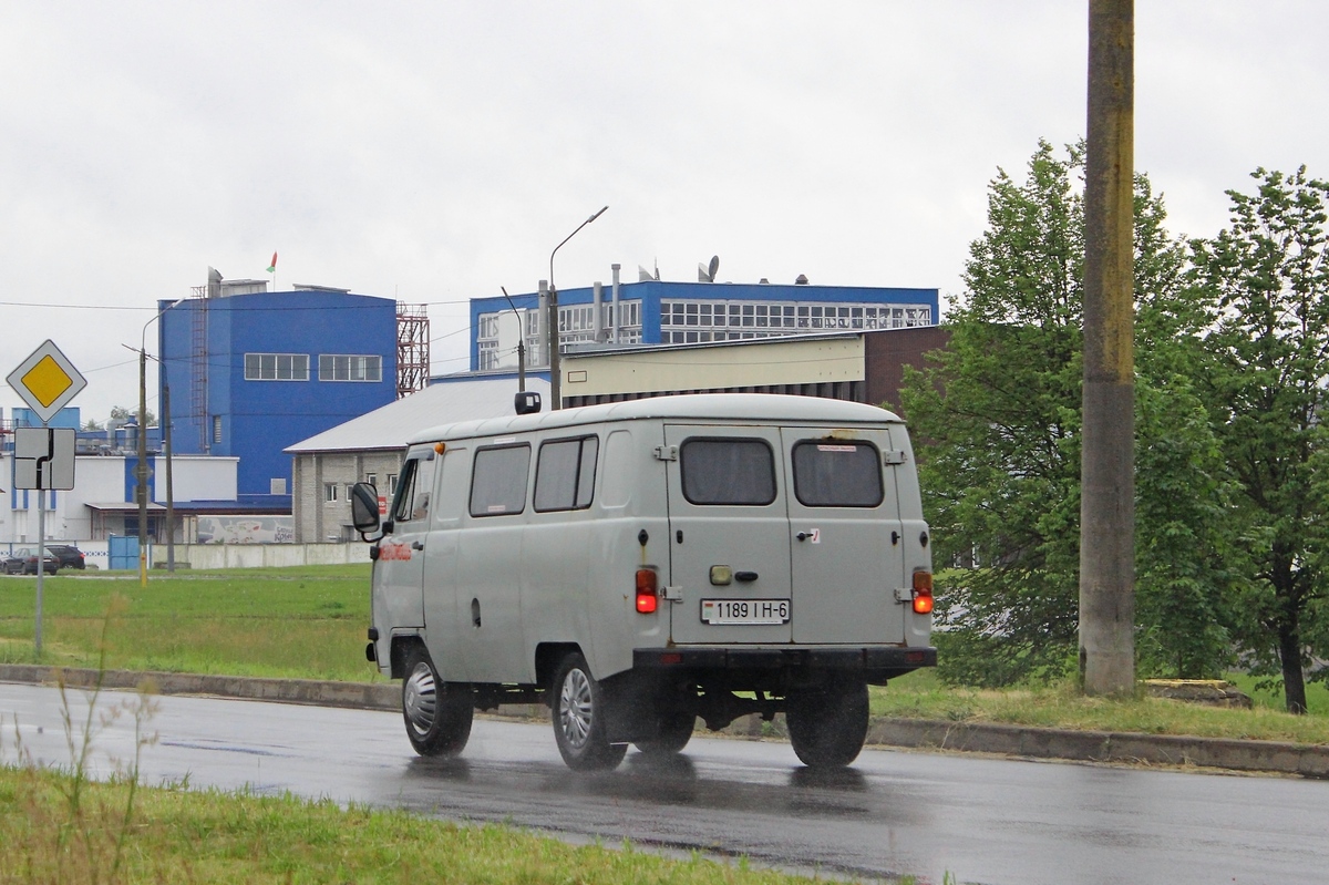 1189 IH-6, UAZ 3972 