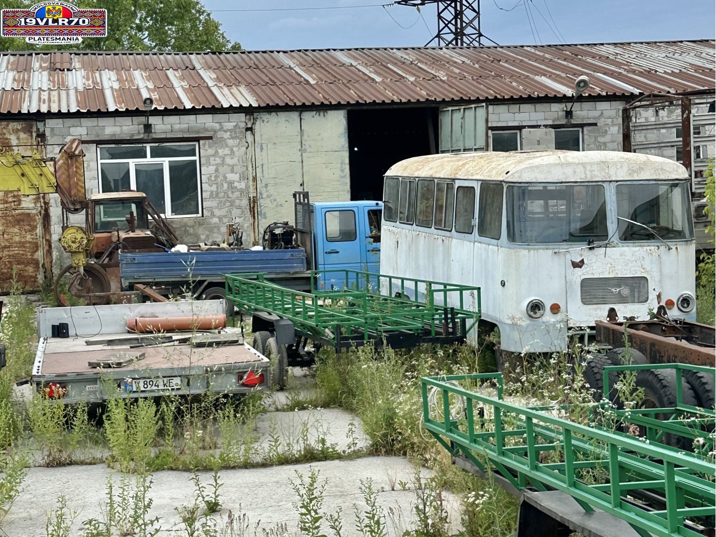 V 894 WE, Trailers (2015) 