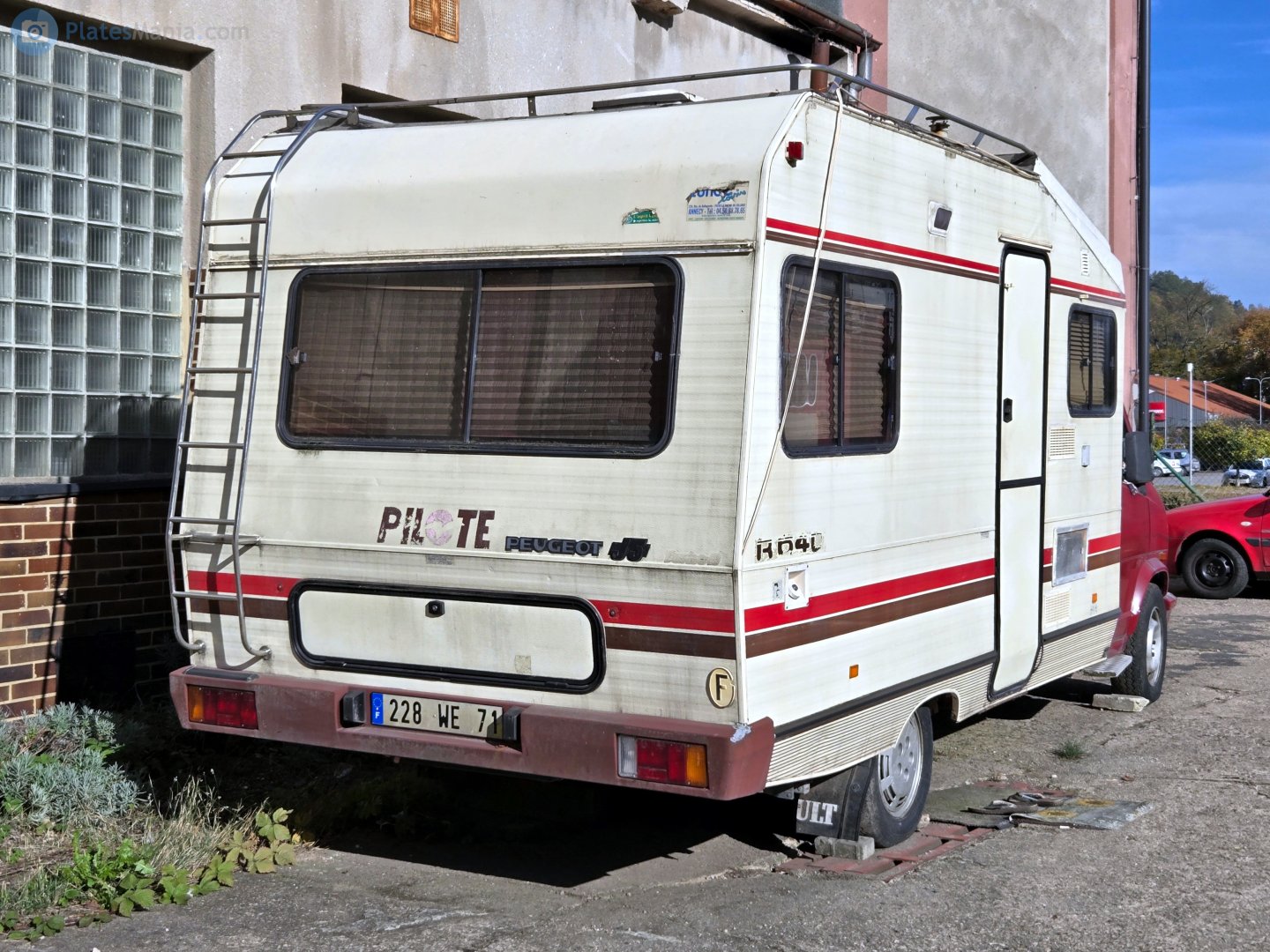 228 WE 71, Pilote R-Series 