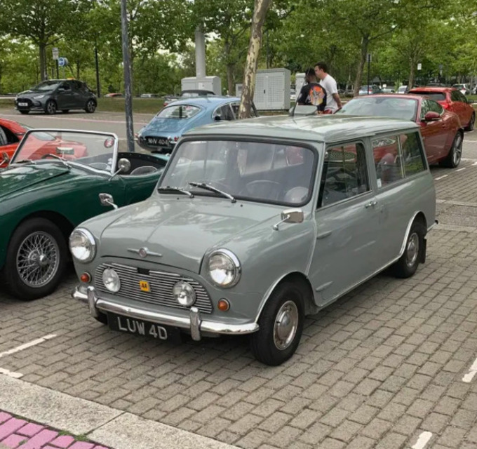 LUW4D, Morris Mini 