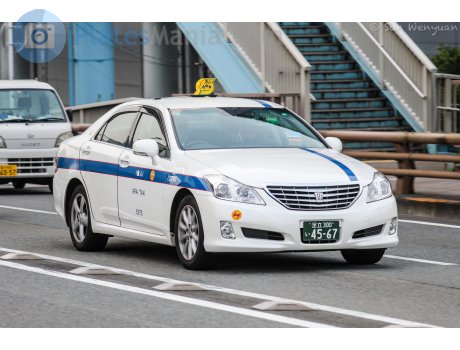 足立 300 い 4567, Toyota Crown