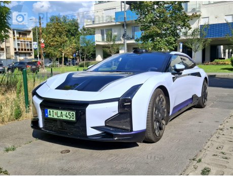AI LA-458, HiPhi Z