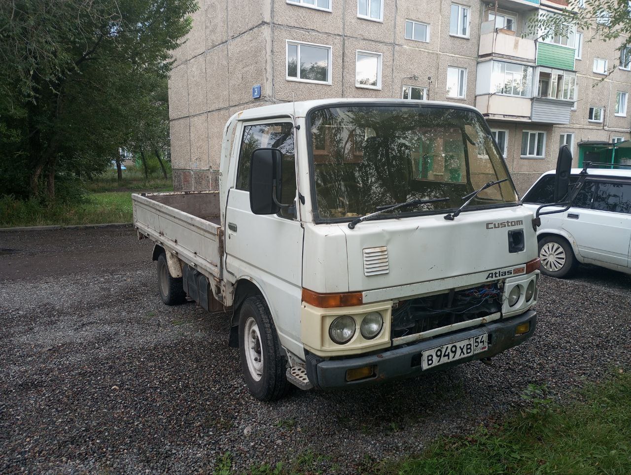 в 949 хв 54, Nissan Atlas 1st gen 200/300 Medium Truck (H40), 1981–1992