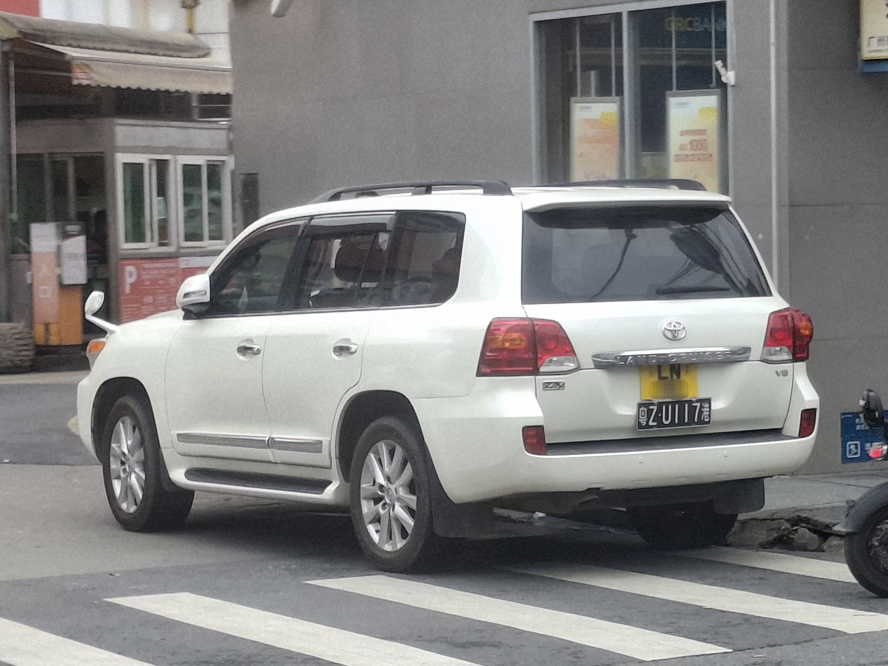 粤Z·U117港, Toyota Land Cruiser 200 (J200), 1st facelift, 2011–2015