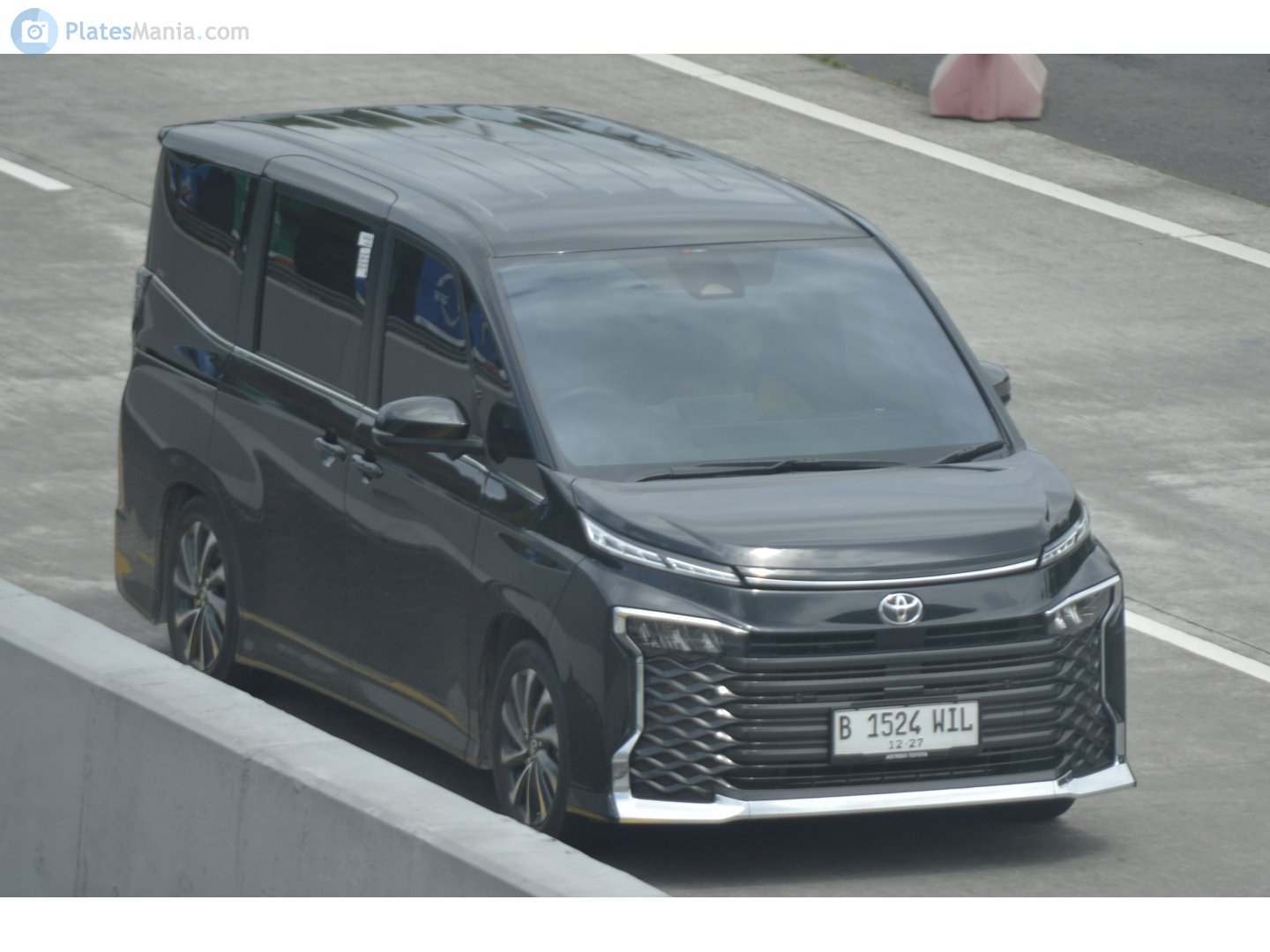 B 1524 WIL, Toyota Voxy 4th gen (R90), 2022–