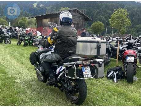 DEG W 213 (03/11), BMW R Series