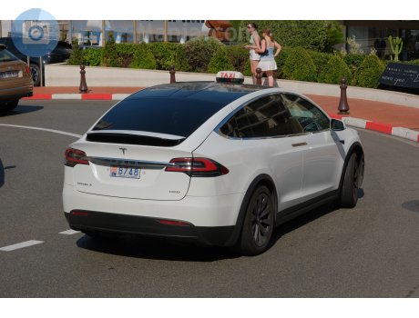 B748, Tesla Model X