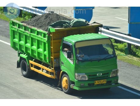 B 9752 UYX, Hino 300 Series