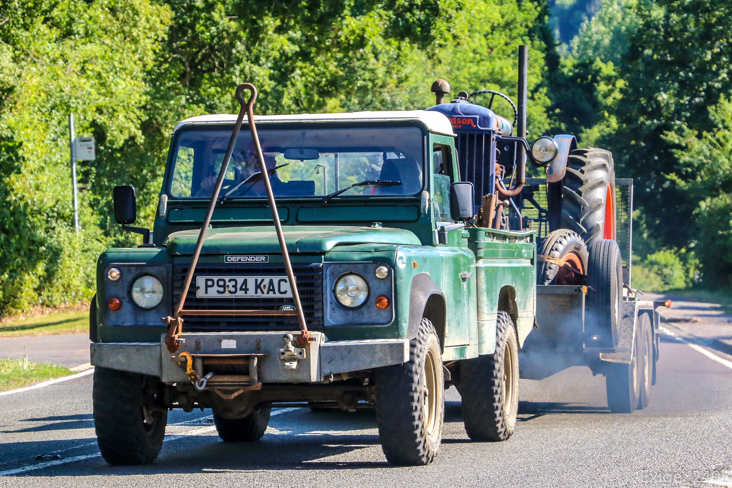 P934KAC, Land Rover Defender 1st gen 127