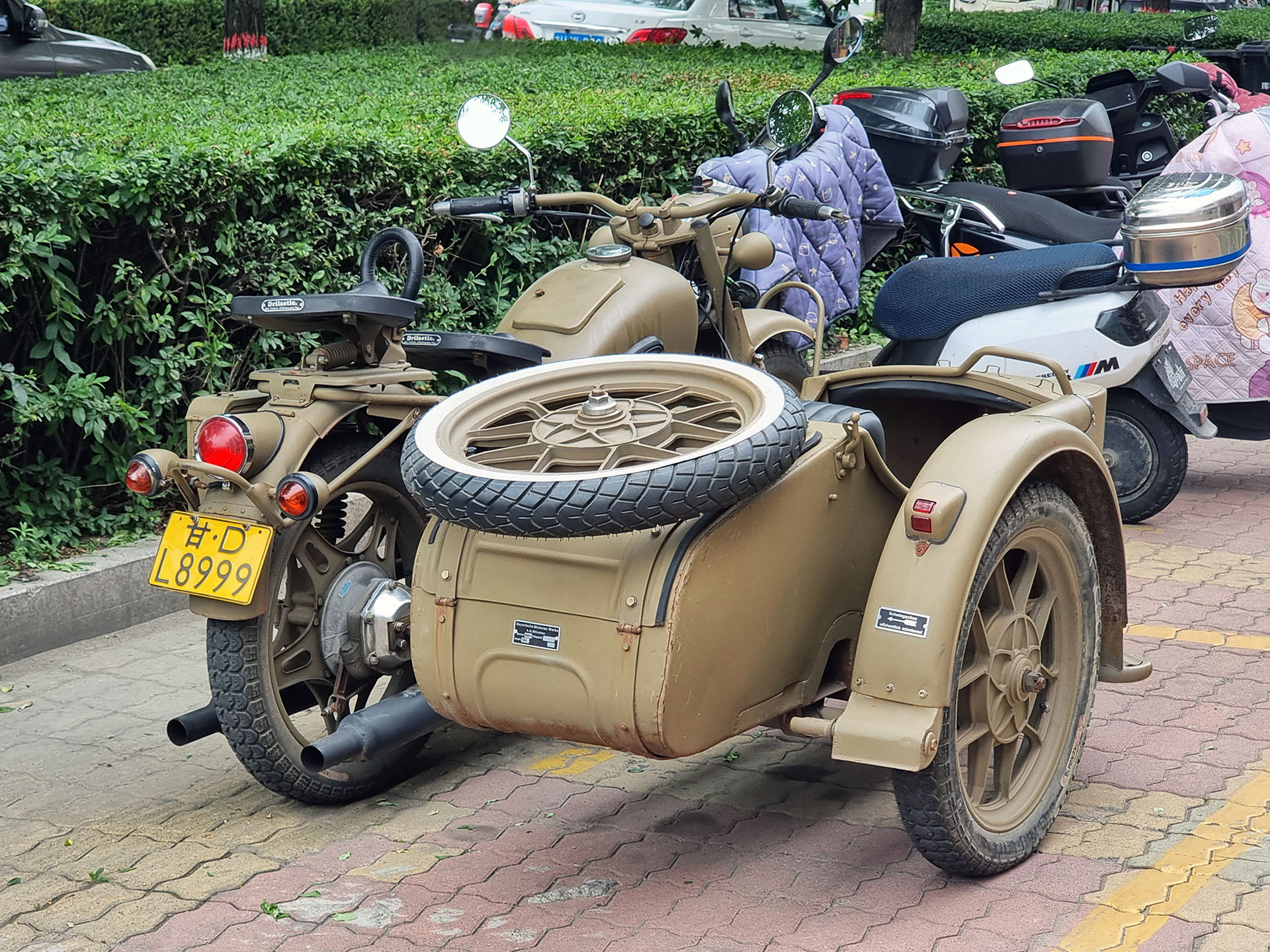 甘D·L8999, BMW R Series 