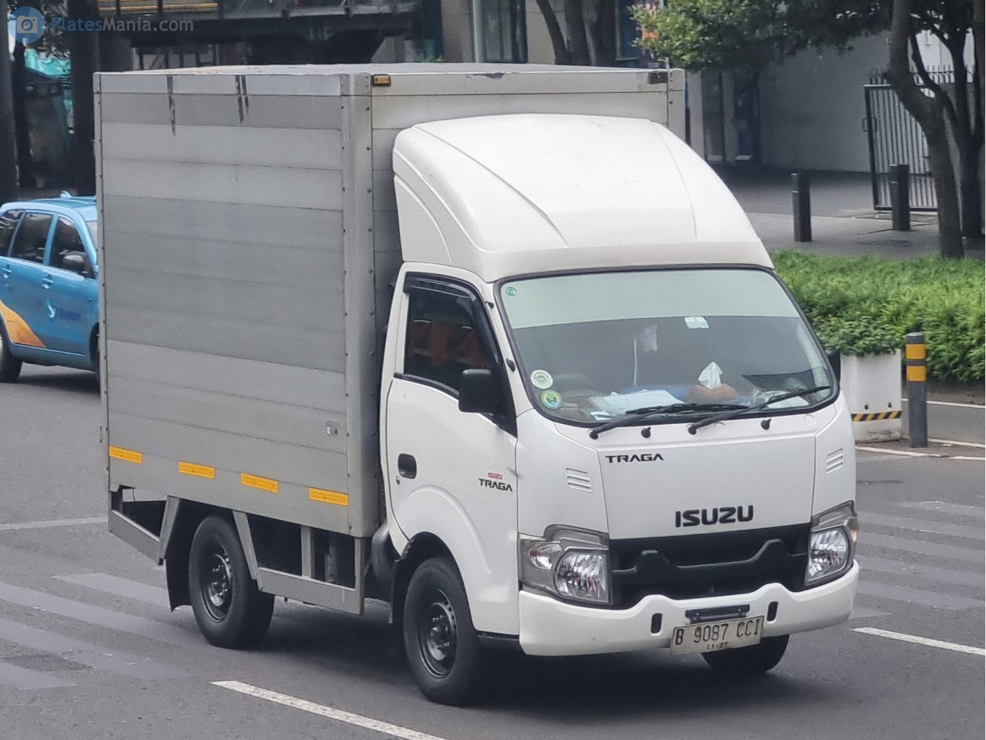 B 9087 CCI, Isuzu Traga 