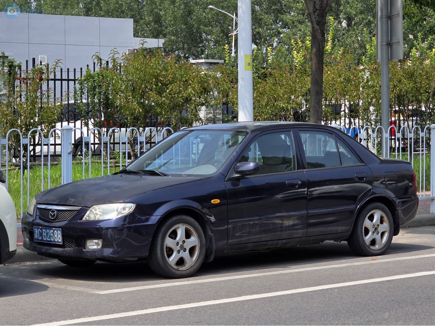 津C·B2588, Mazda 323 6th gen (Protégé) Sedan (BJ), 1998–2003