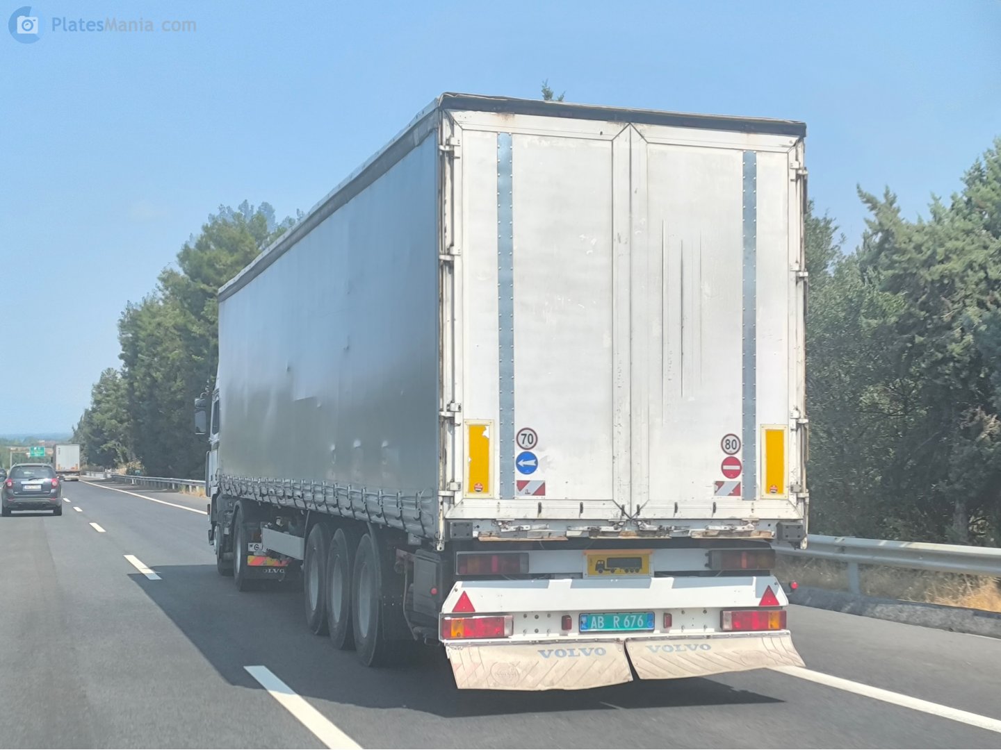 AB R 676, Trailers (2011) 