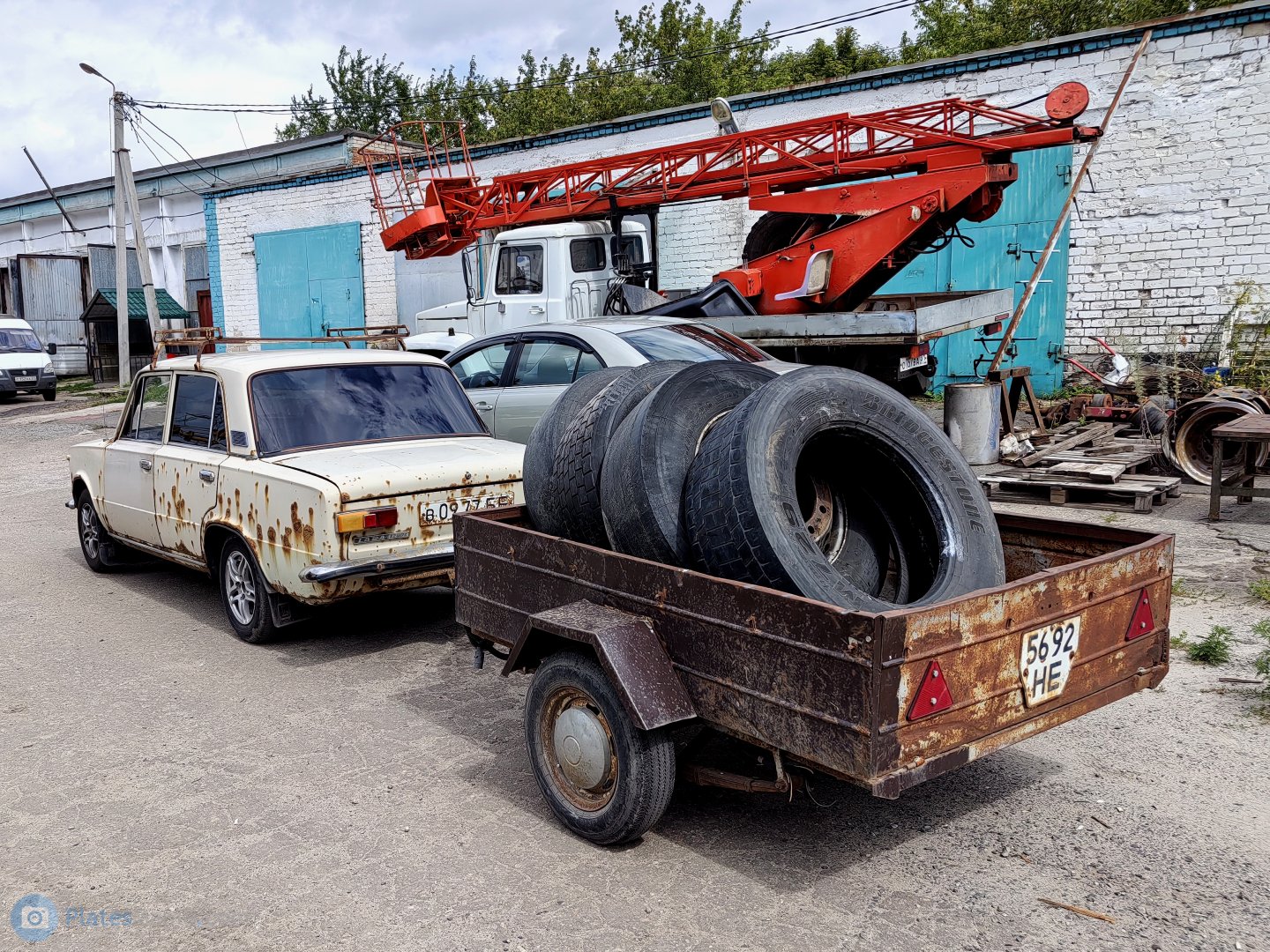 5692 НЕ, Trailers (1977) 