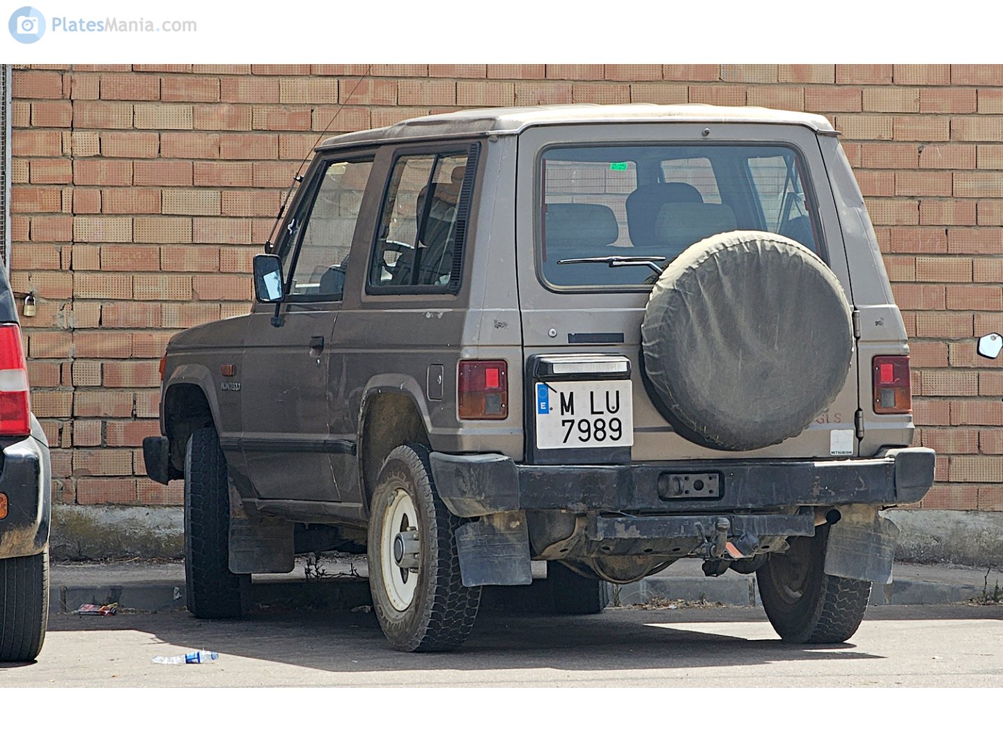 M 7989 LU, Mitsubishi Montero 1st gen 3-door SUV (L040/N*), 1982–1991