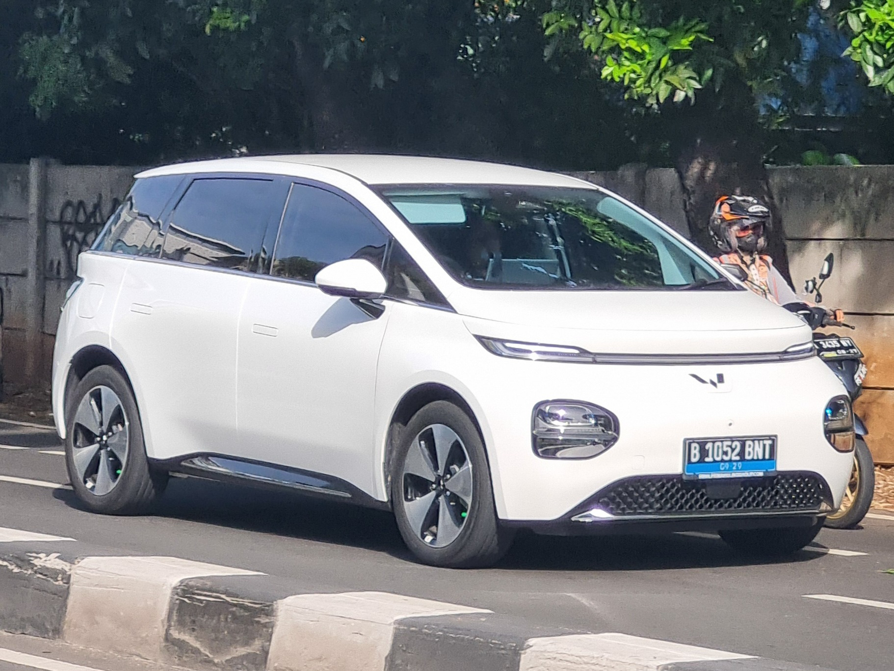 B 1052 BNT, Wuling Cloud 