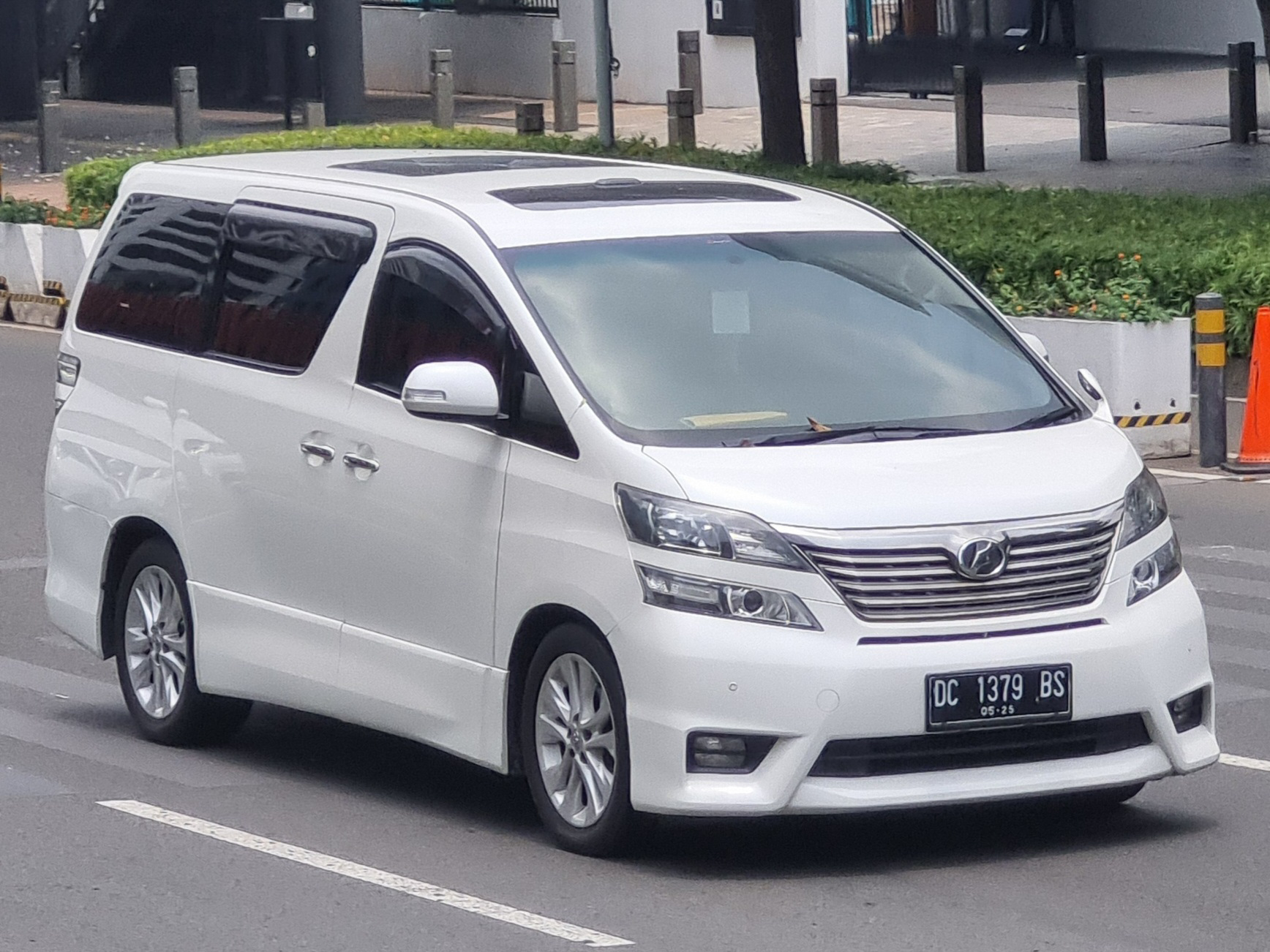 DC 1379 BS, Toyota Vellfire 1st gen (AH20), 2008–2015