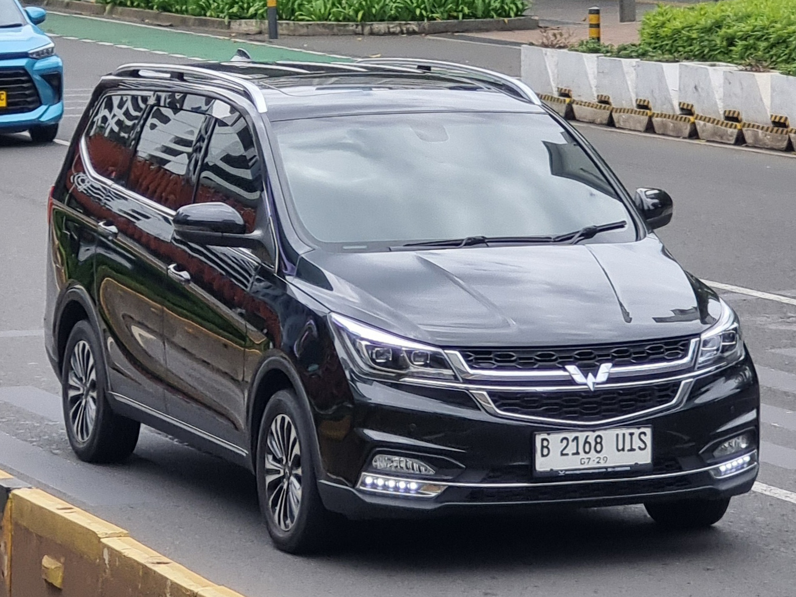 B 2168 UIS, Wuling Cortez 