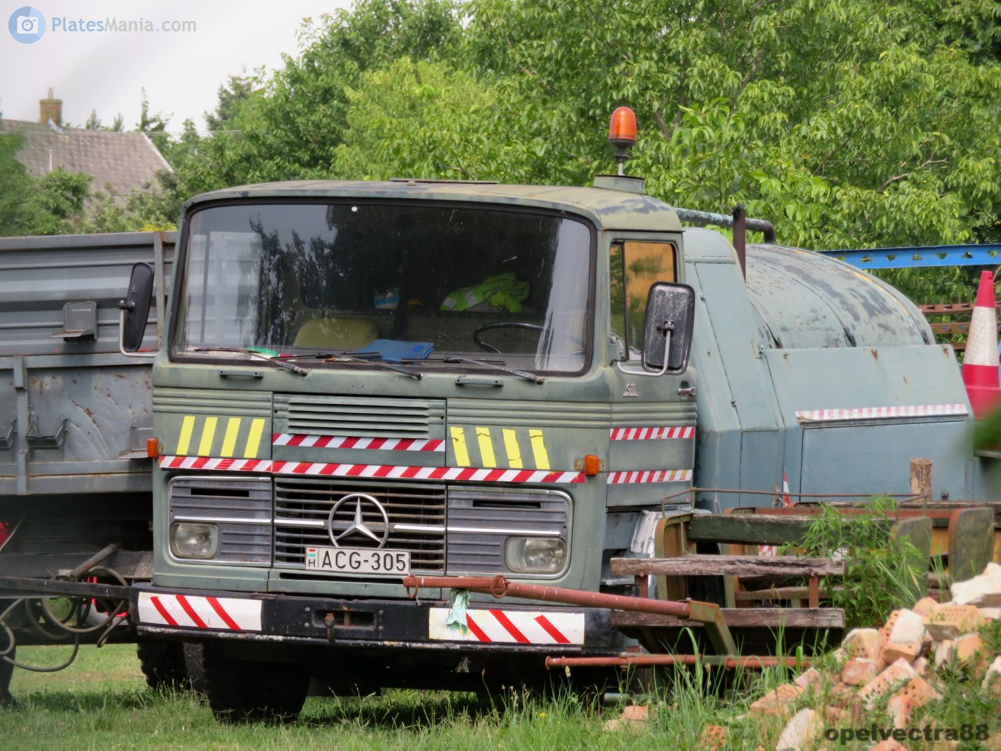 ACG-305, Mercedes-Benz LP-Series 