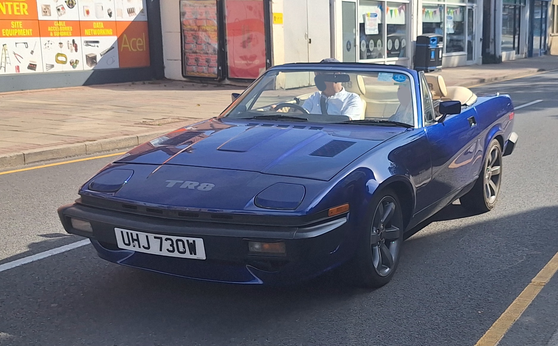 UHJ730W, Triumph TR8 