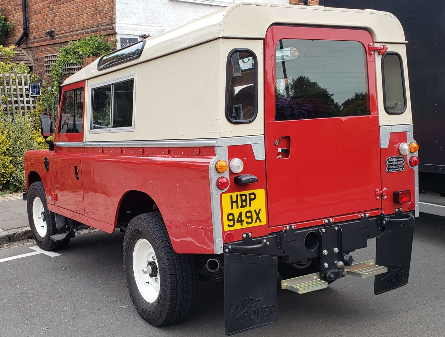 HBP949X, Land Rover Series III 109'' 3-door Hardtop Van, 1971–1985