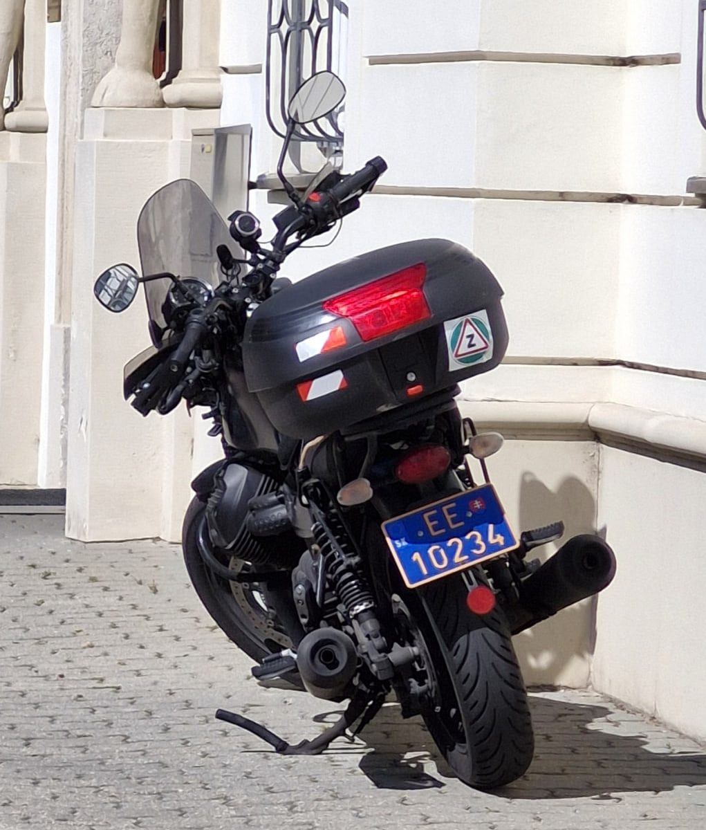 EE 10234, Moto Guzzi V7 