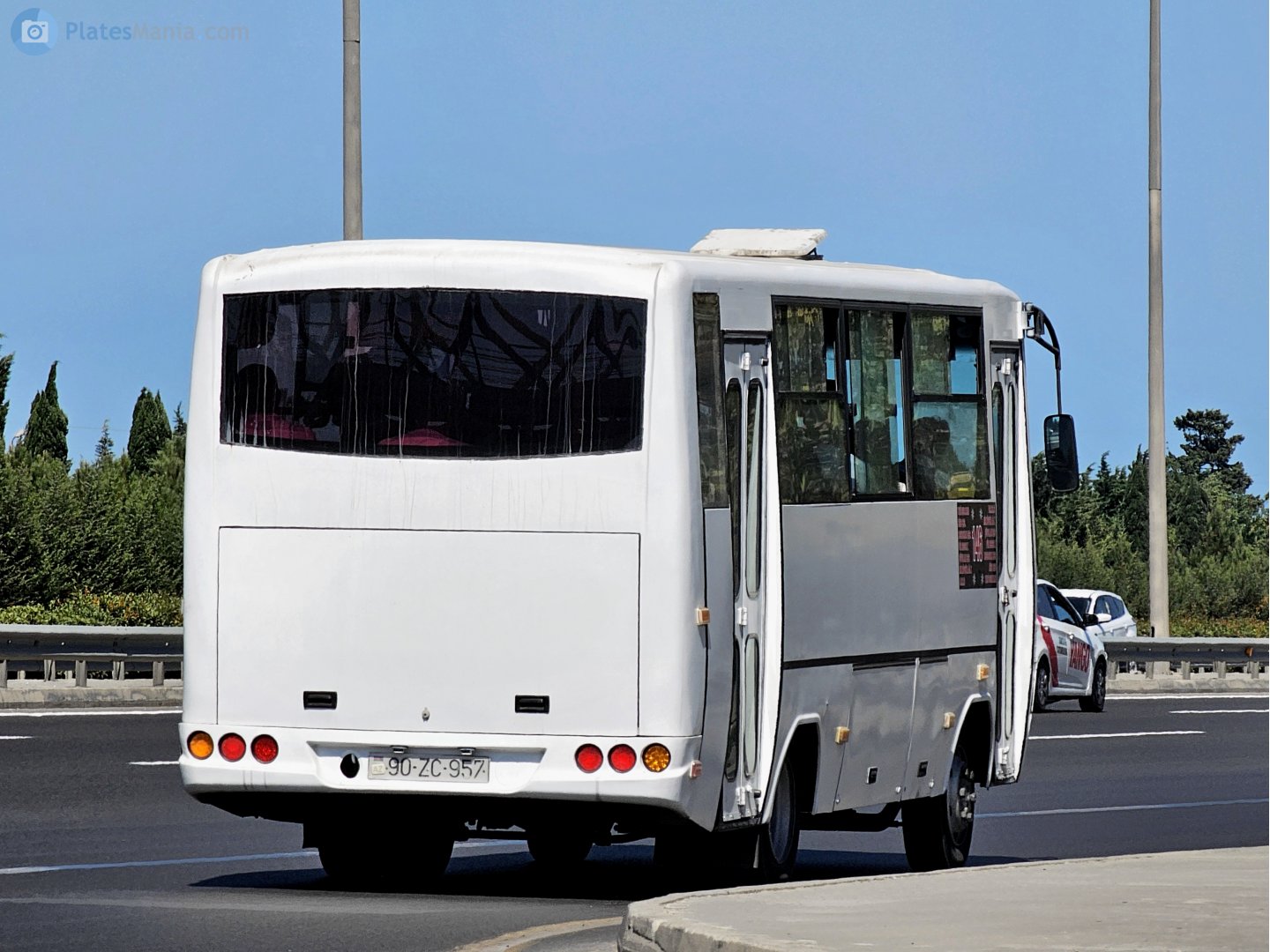 90 ZC 957, Isuzu Ecobus 