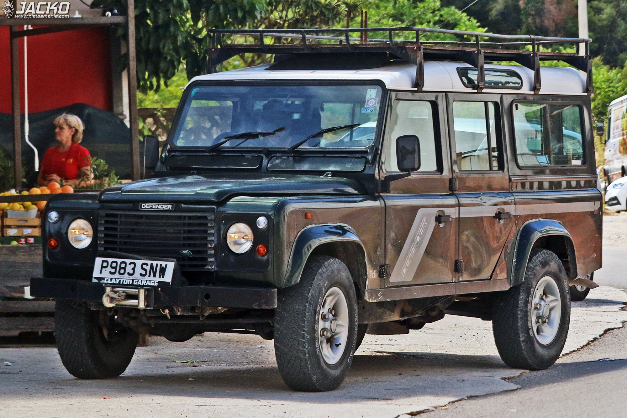 P983SNW, Land Rover Defender 1st gen 110