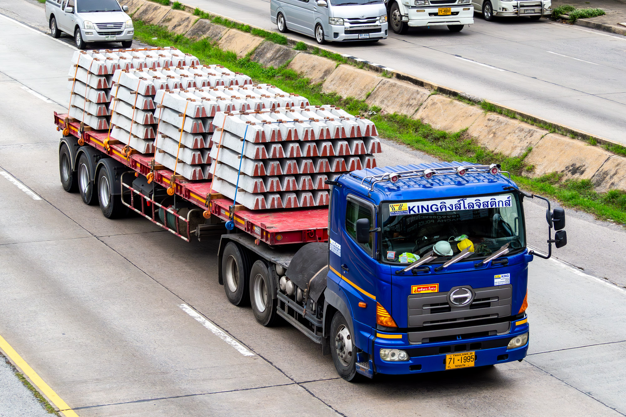 71-1995, Hino 700 Series 