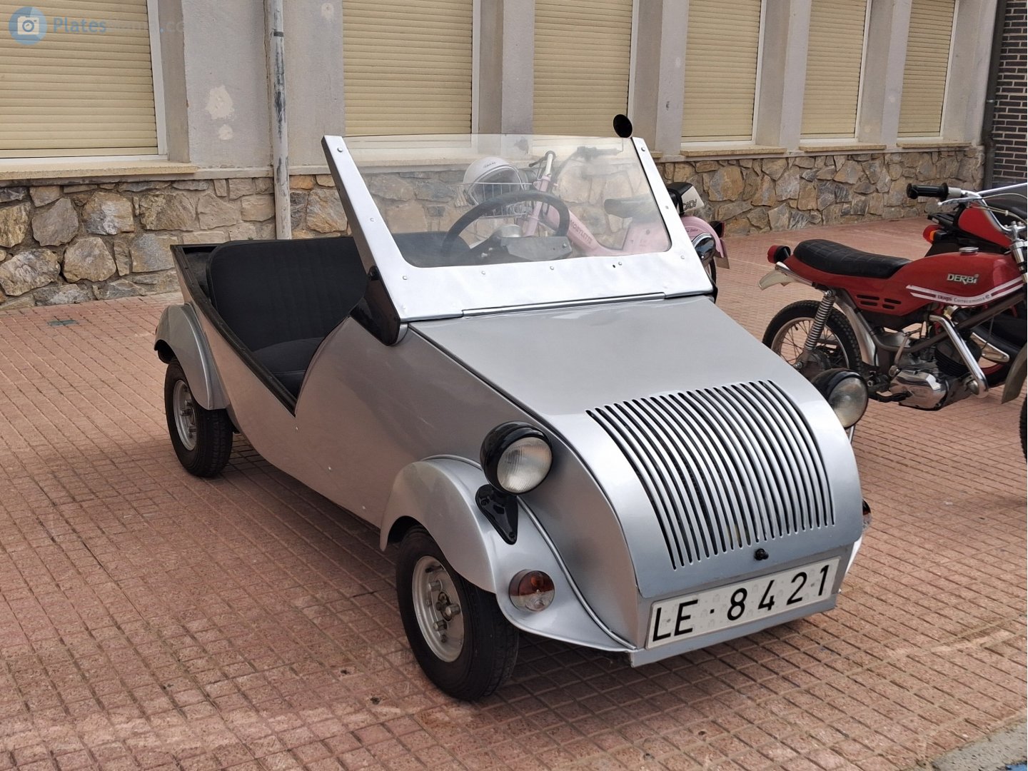 LE-8421, Biscúter 100 