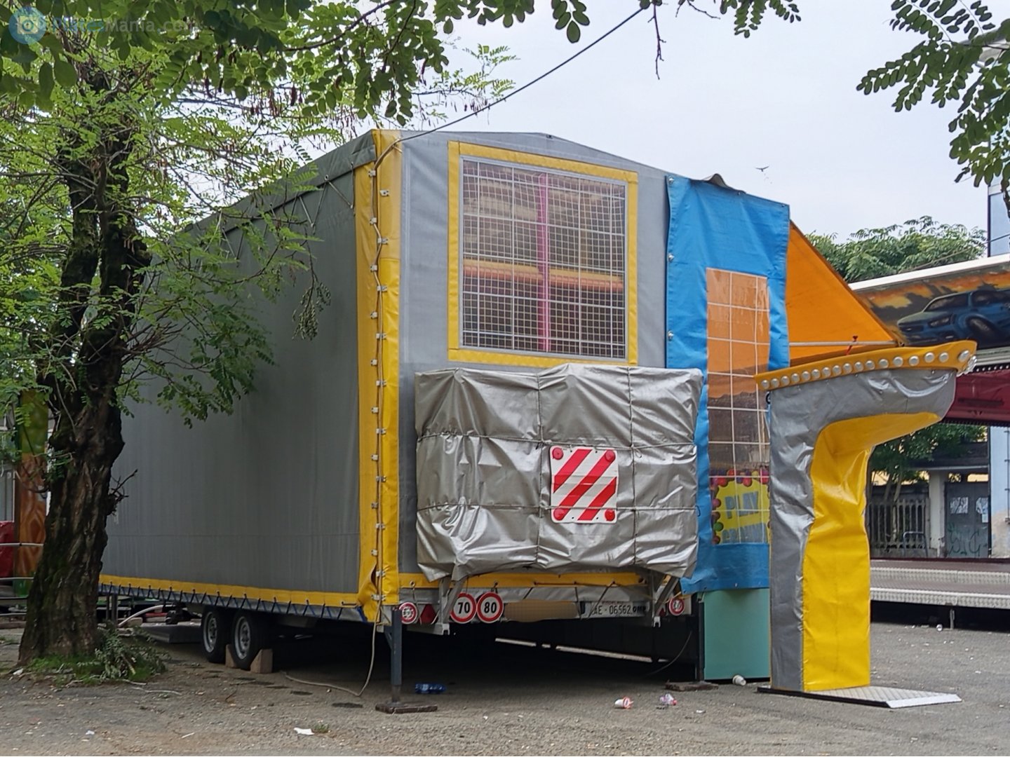 AE 06562, Trailers (serie uit 1994) 